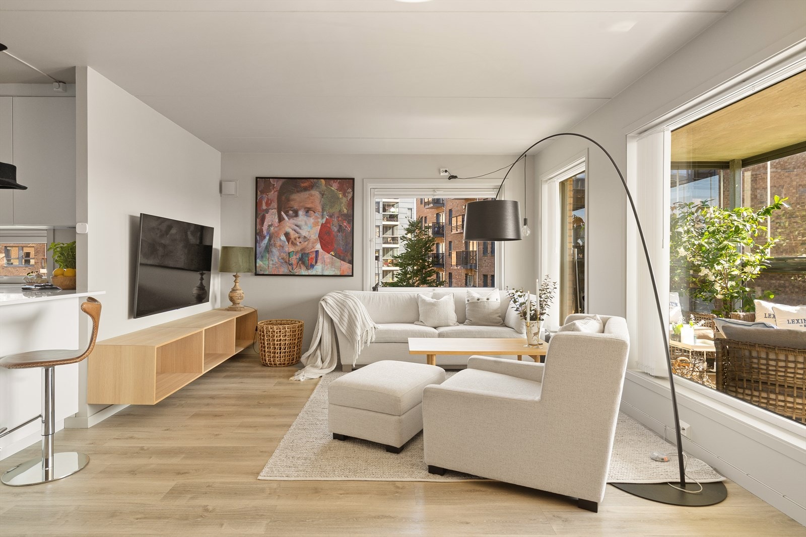 Lys stue med gode vindusflater som slipper til rikelig med dagslys Galleribilde