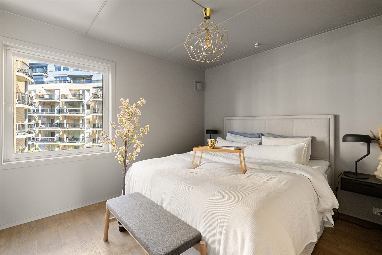 Romslig hovedsoverom med god plass til dobbeltseng Galleribilde