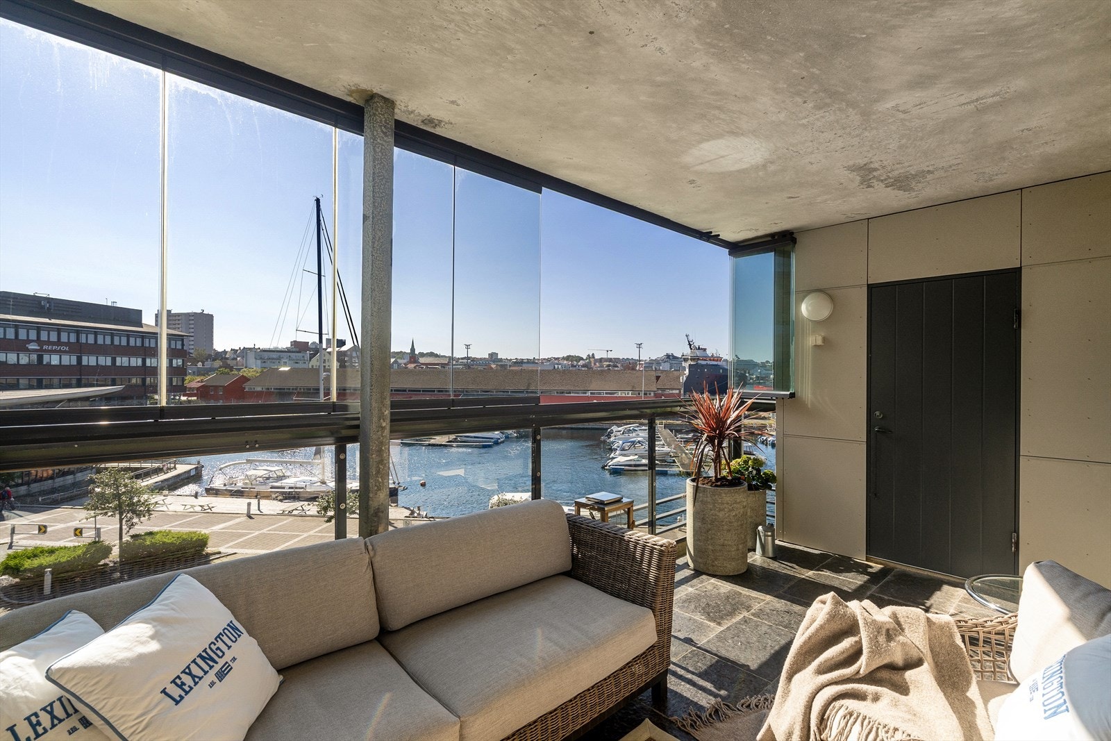 Fra stuen har man utgang til en romslig innglasset balkong mot sørvest Galleribilde