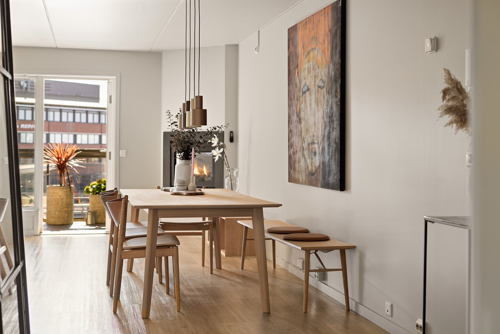 Spisestue med god plass til stort spisebord Galleribilde