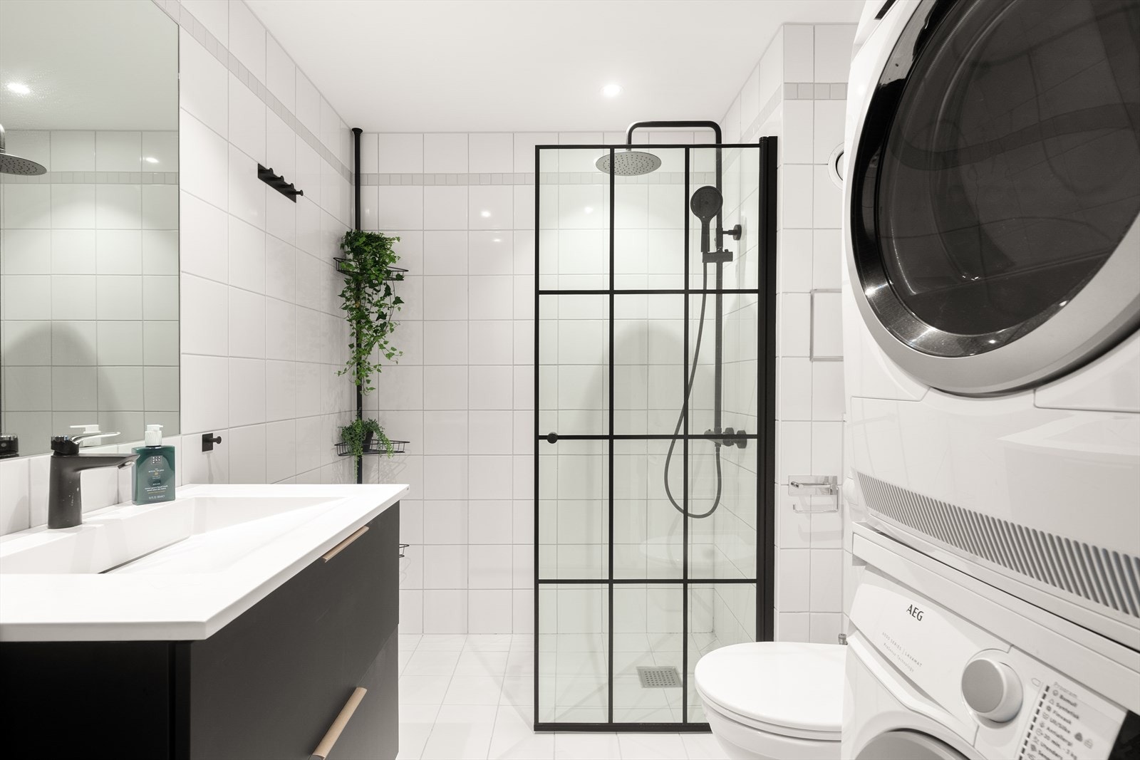 Flott helfliset bad og vaskerom med vannbåren gulvvarme Galleribilde