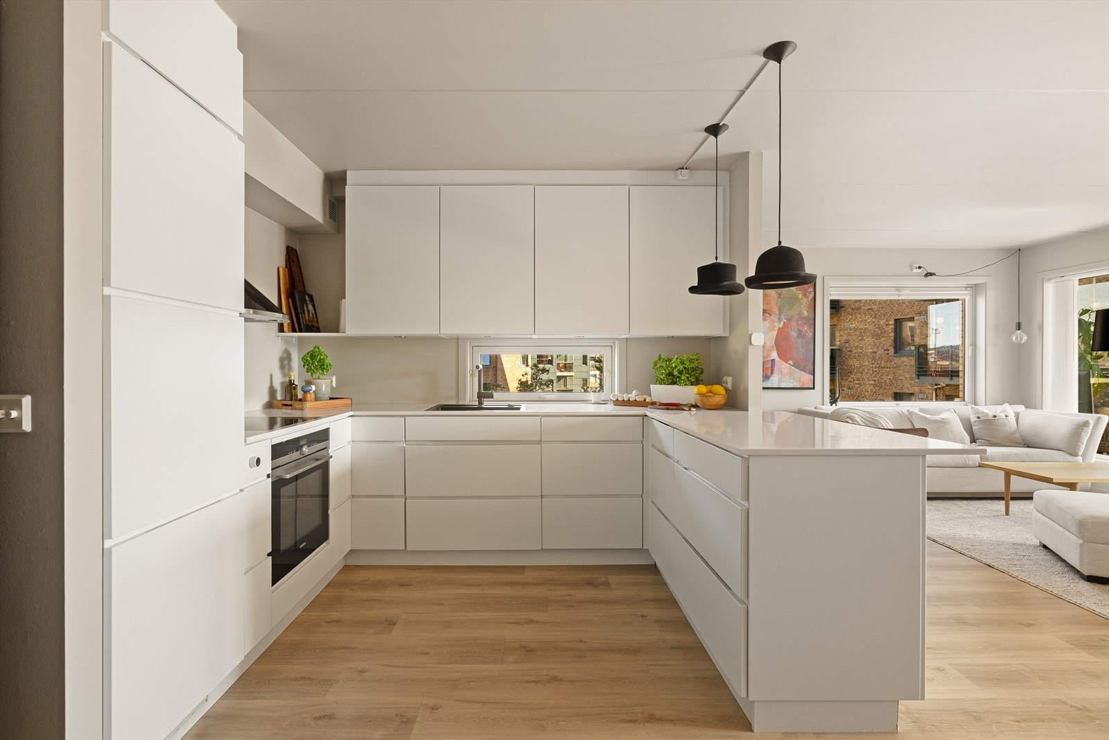 Integrert stekeovn, induksjonstopp, oppvaskmaskin og kjøleskap som følger med i handelen Galleribilde