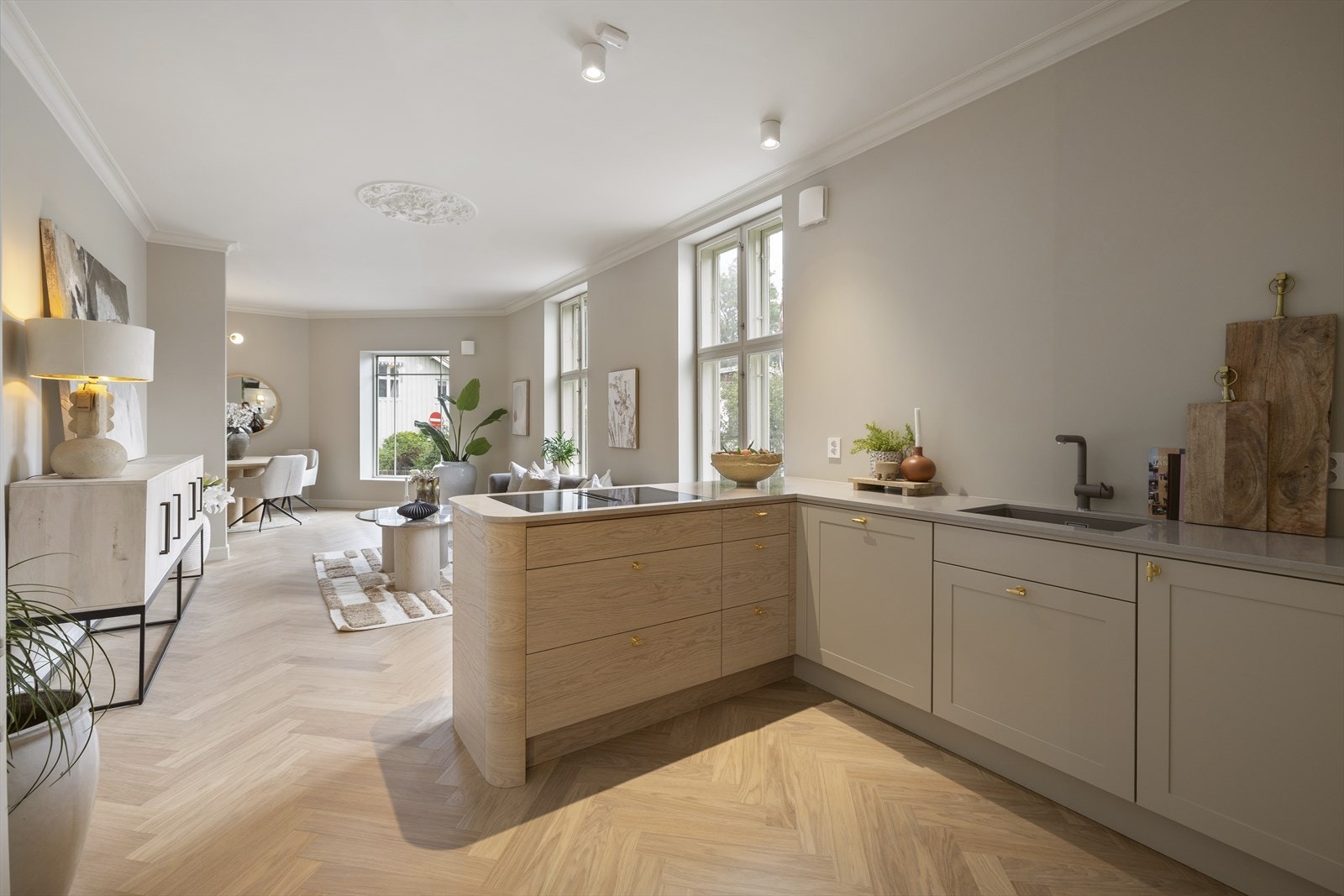 Her finner du en kompositt benkeplate som kombinerer slitestyrke med et moderne utseende, glasskap med innfelt lyslist som gir en eksklusiv finish, og integrerte Siemens hvitevarer. Galleribilde