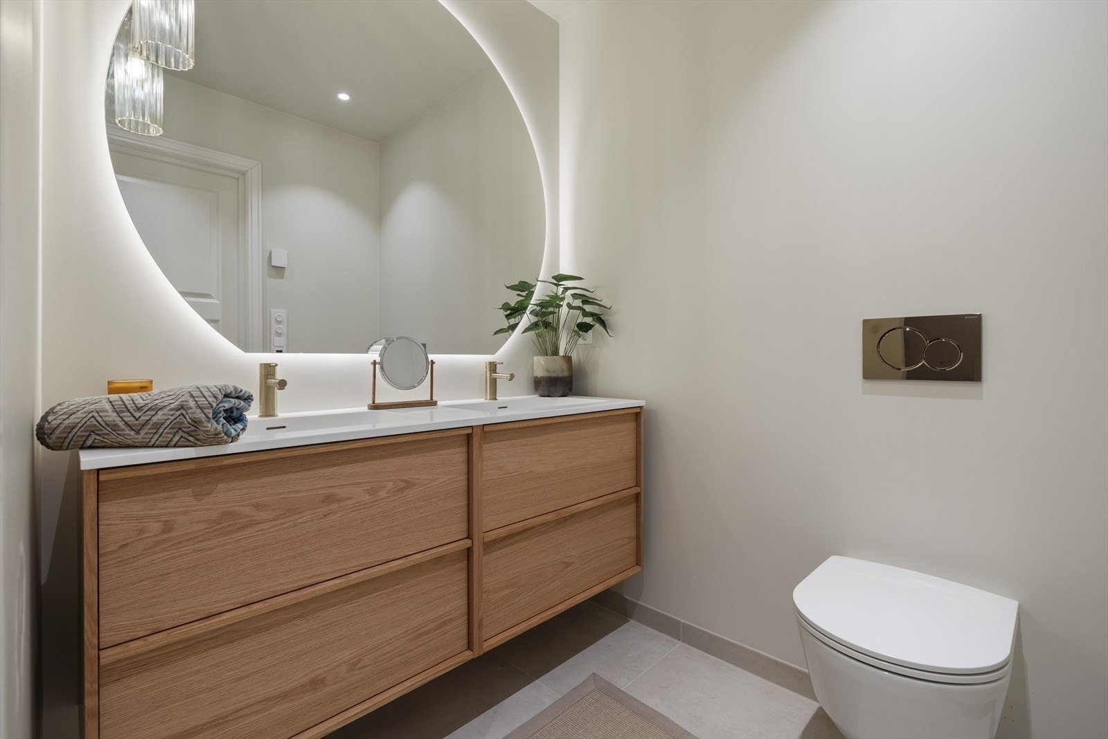 Badet fremstår moderne og gjennomført med store 60x60 fliser på gulv og i dusjsone Galleribilde