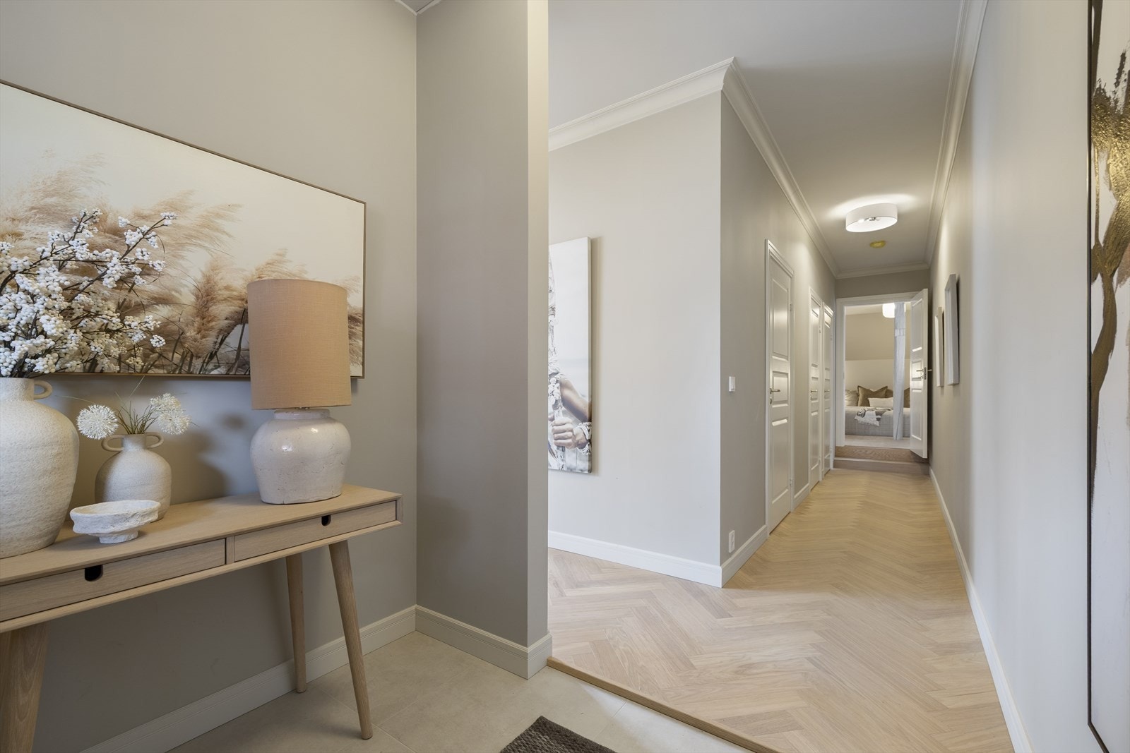 Man ønskes velkommen inn i en lys entré med plass til oppbevaring av sko og yttertøy. Galleribilde