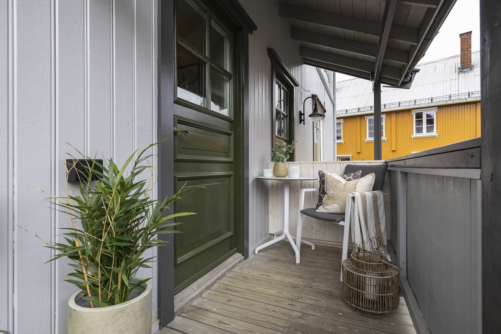 Leiligheten har eget inngangsparti med plass for cafésett. Galleribilde