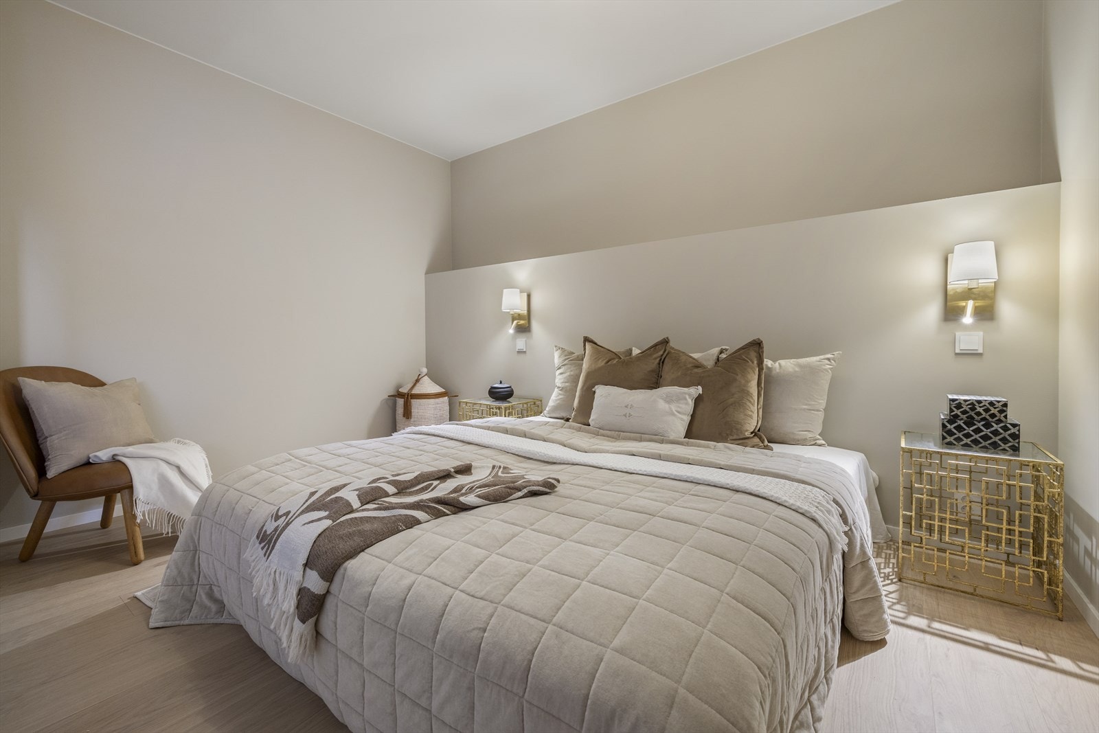 Her får du rom for både hvile og oppbevaring - perfekt for både par, små familier eller deg som ønsker et ekstra gjesterom eller hjemmekontor. Galleribilde