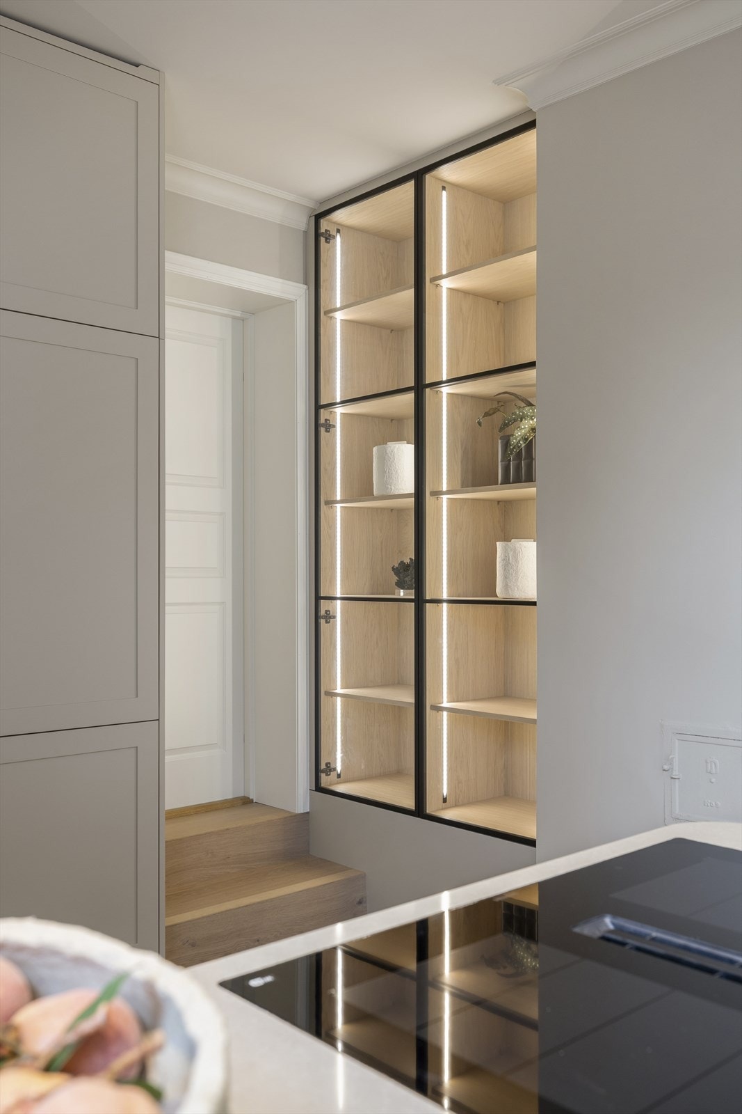 Glasskap med innfelt lyslist. Galleribilde