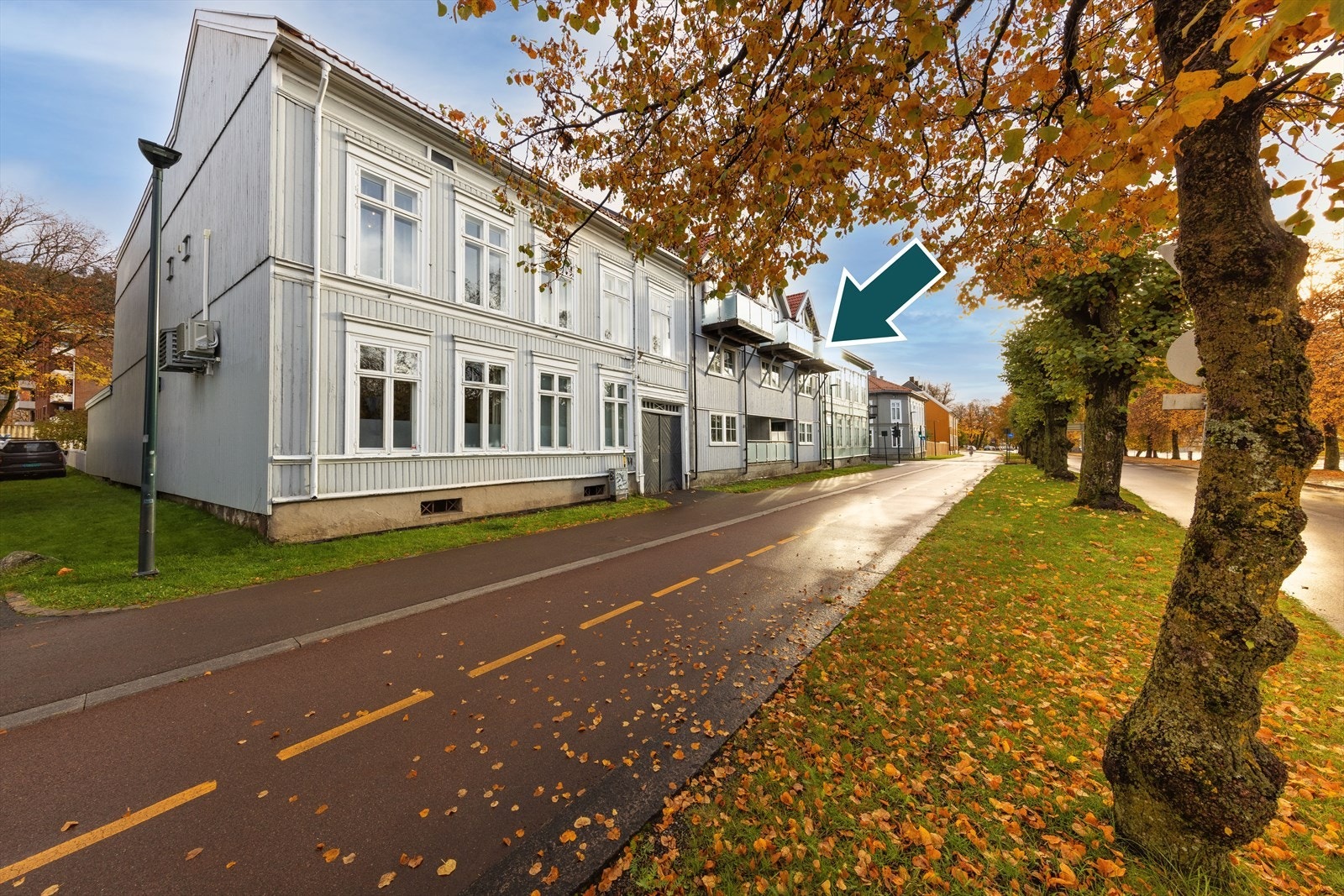 Attraktiv beliggenhet i fremste rekke mot elva Galleribilde