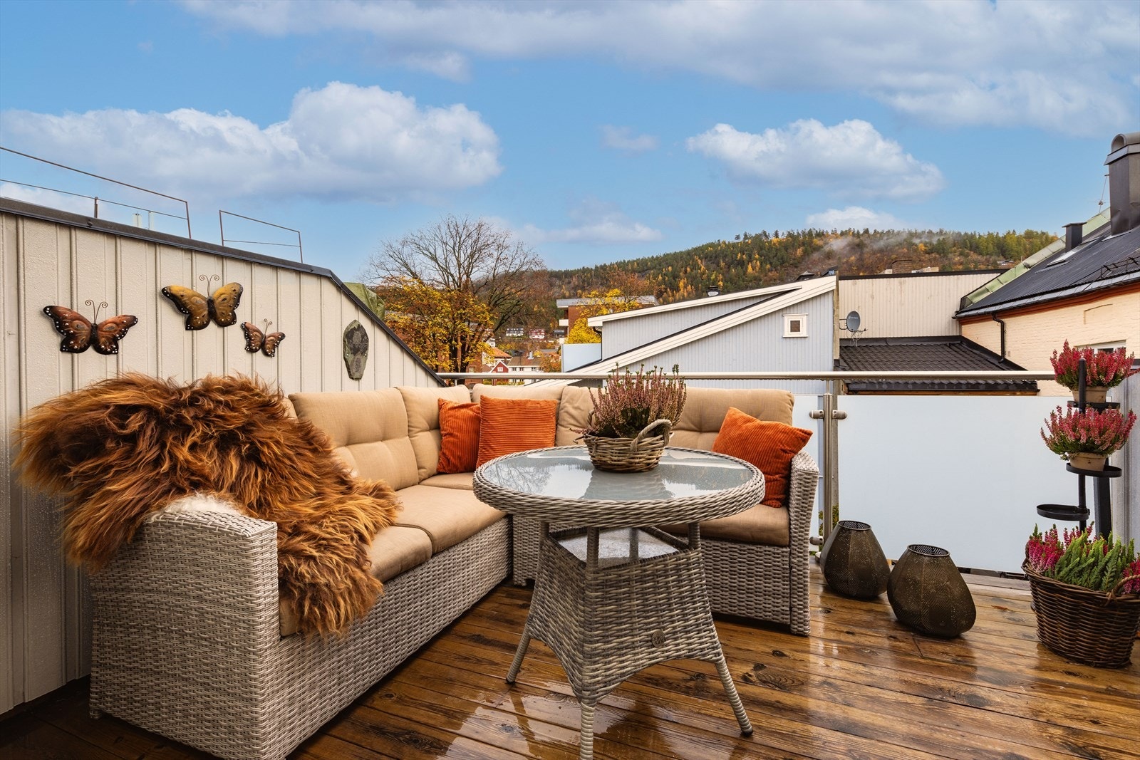 Fra kjøkkenet er det videre utgang til enda en flott balkong med god plass for utemøblement. Galleribilde