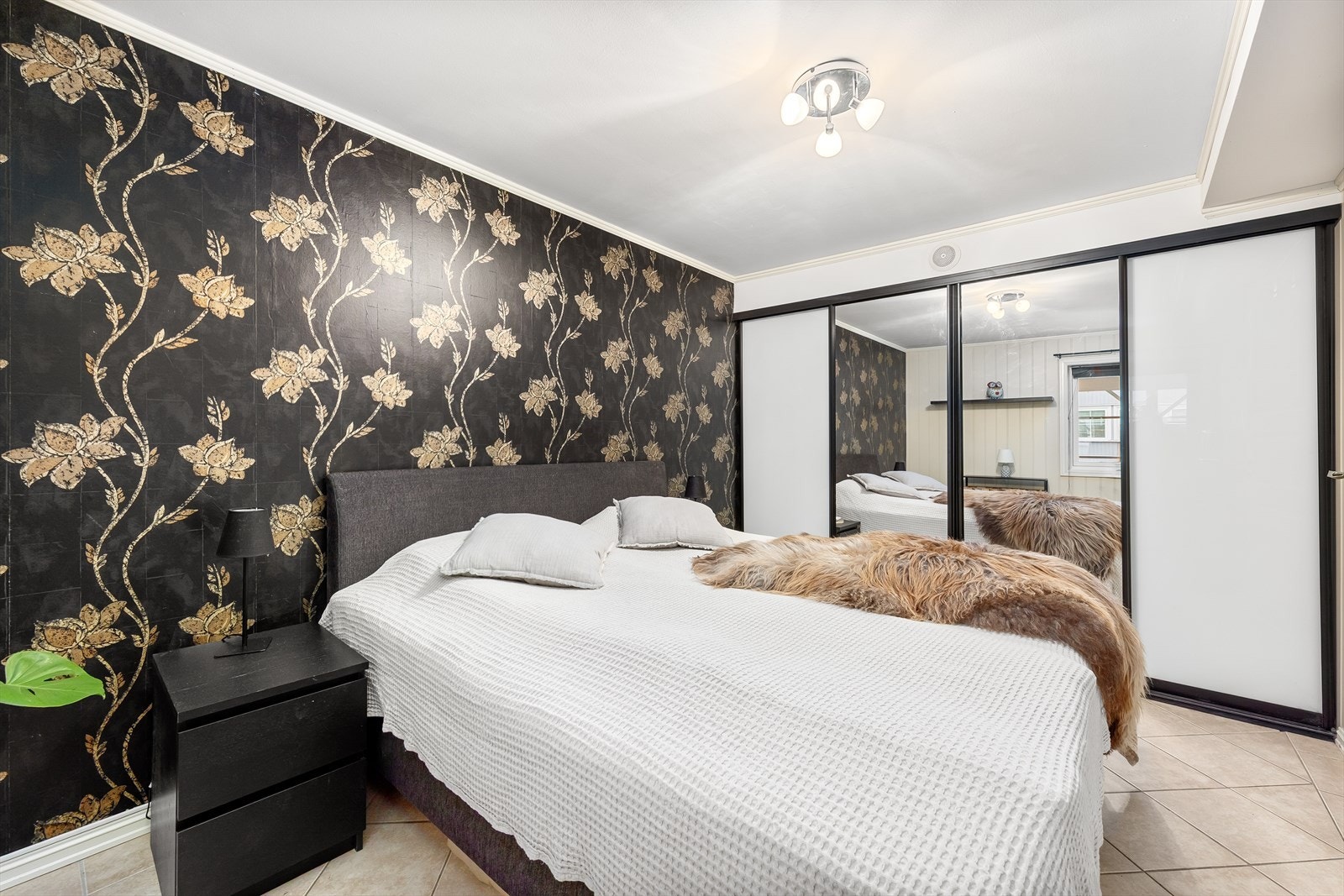 Her er det også etablert en stor og god innebygget skyvedørsgarderobe. Galleribilde