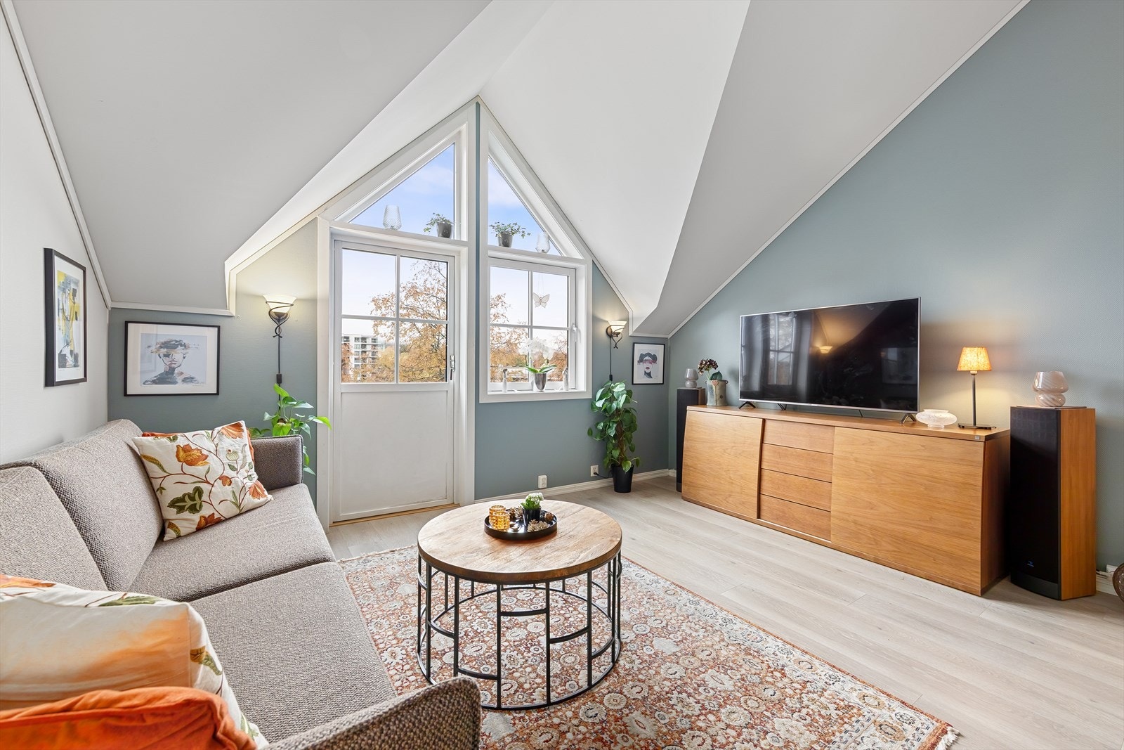 Sofakroken finner fort sin naturlige plass i rommet, og tv-en kan med fordel plasseres mot/på vegg. Galleribilde