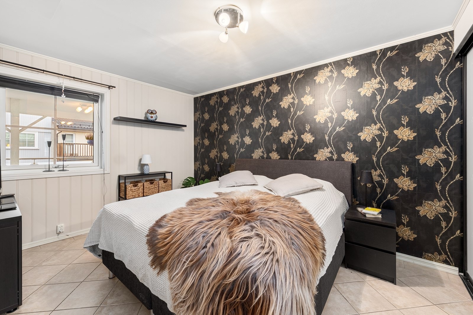 Romslig hovedsoverom med god plass for dobbeltseng og nattbord. Galleribilde