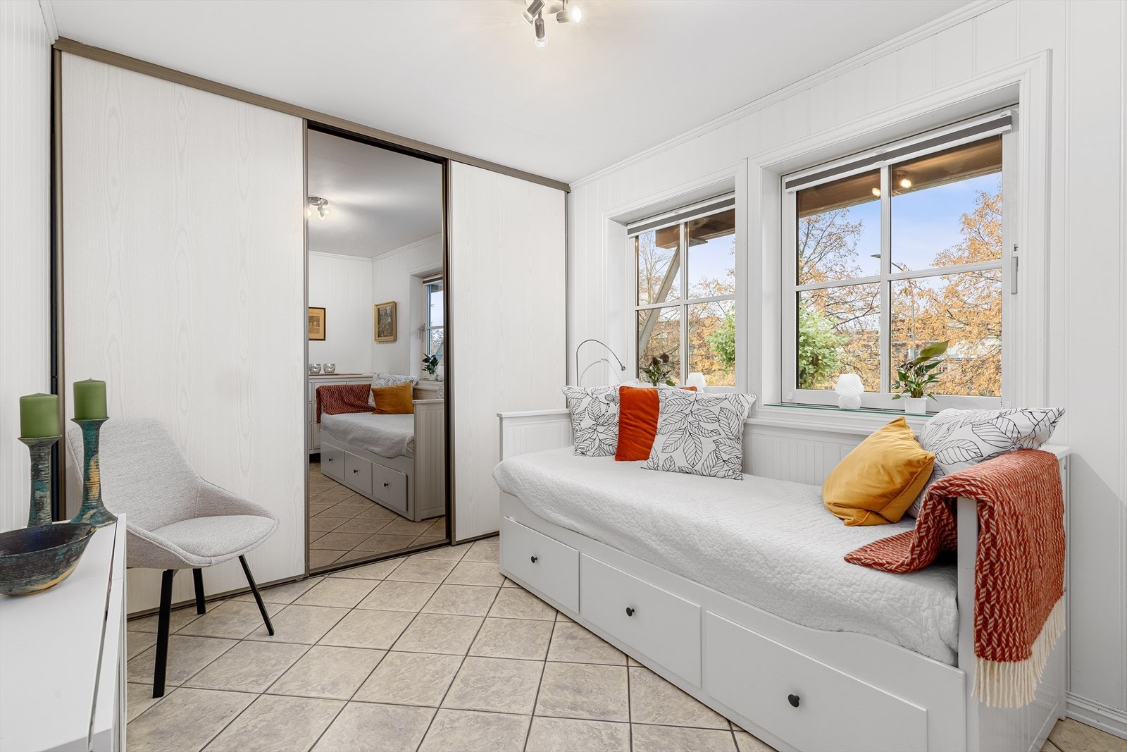 Soverom 2 har også innebygget skyvedørsgarderobe. Galleribilde