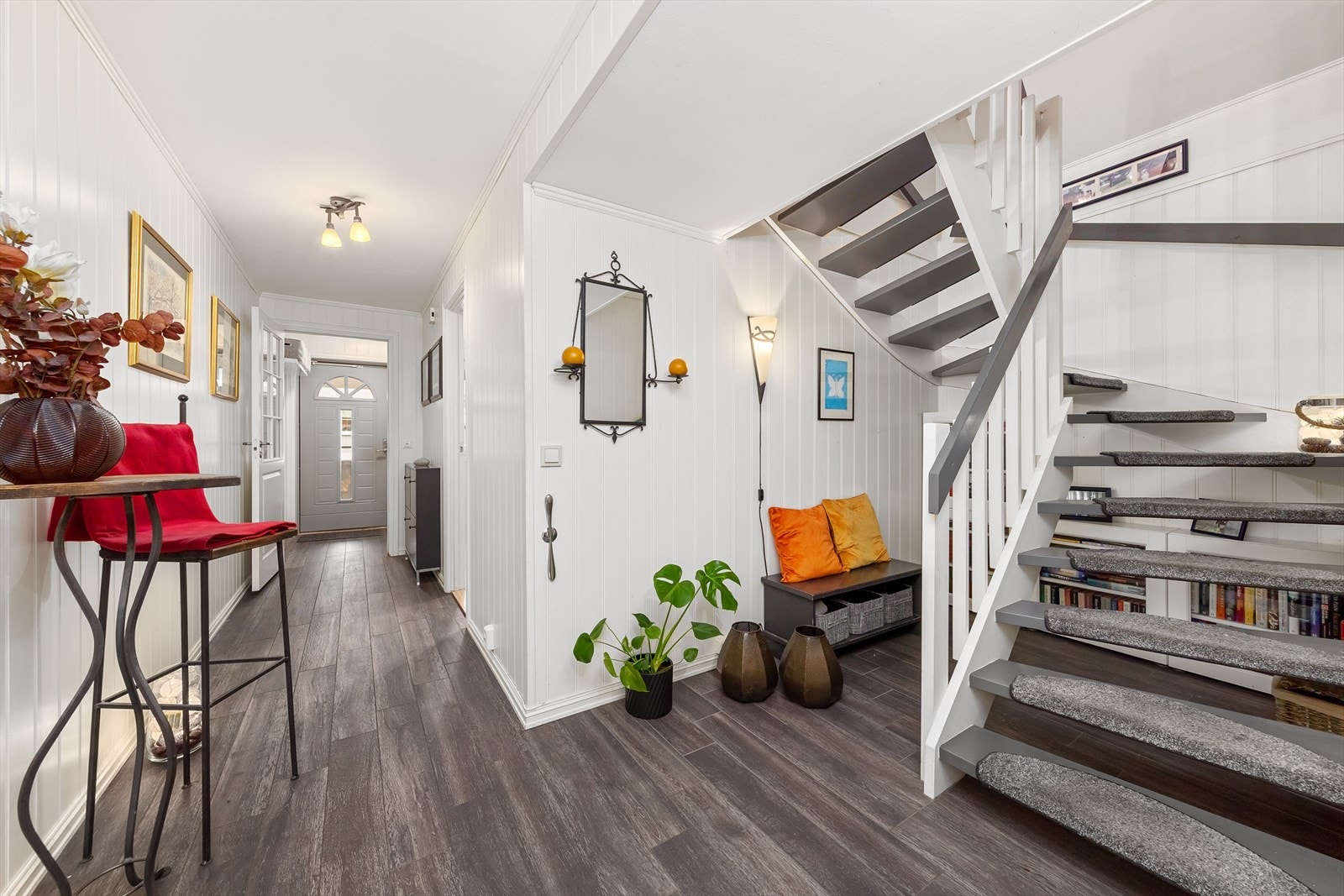 Lys og pen entré/gang med plass for garderobe- og opphengsløsninger. Galleribilde