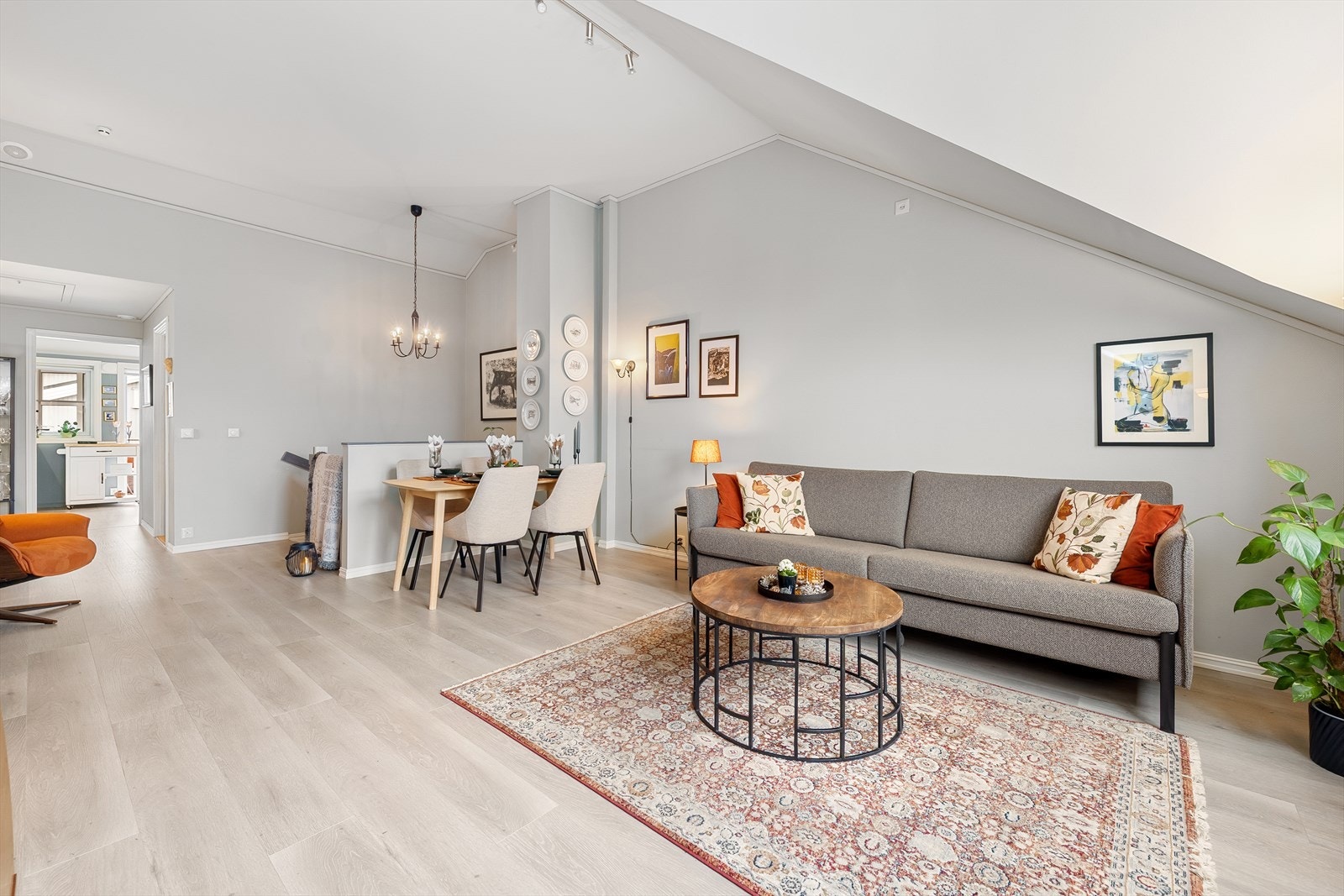 Vi beveger oss opp og inn i stua. Lyse overflater og generøs takhøyde gir en luftig romfølelse og god atmosfære. Galleribilde