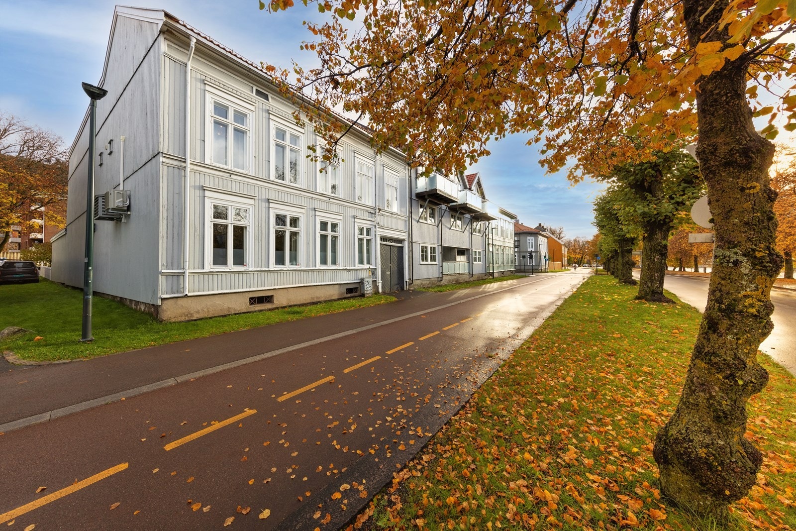 Borettslaget har 7 parkeringsplasser fordelt på 10 boliger. Styret tildeler parkeringsplasser. Styreleder opplyser at det for tiden er en ledig plass. Galleribilde