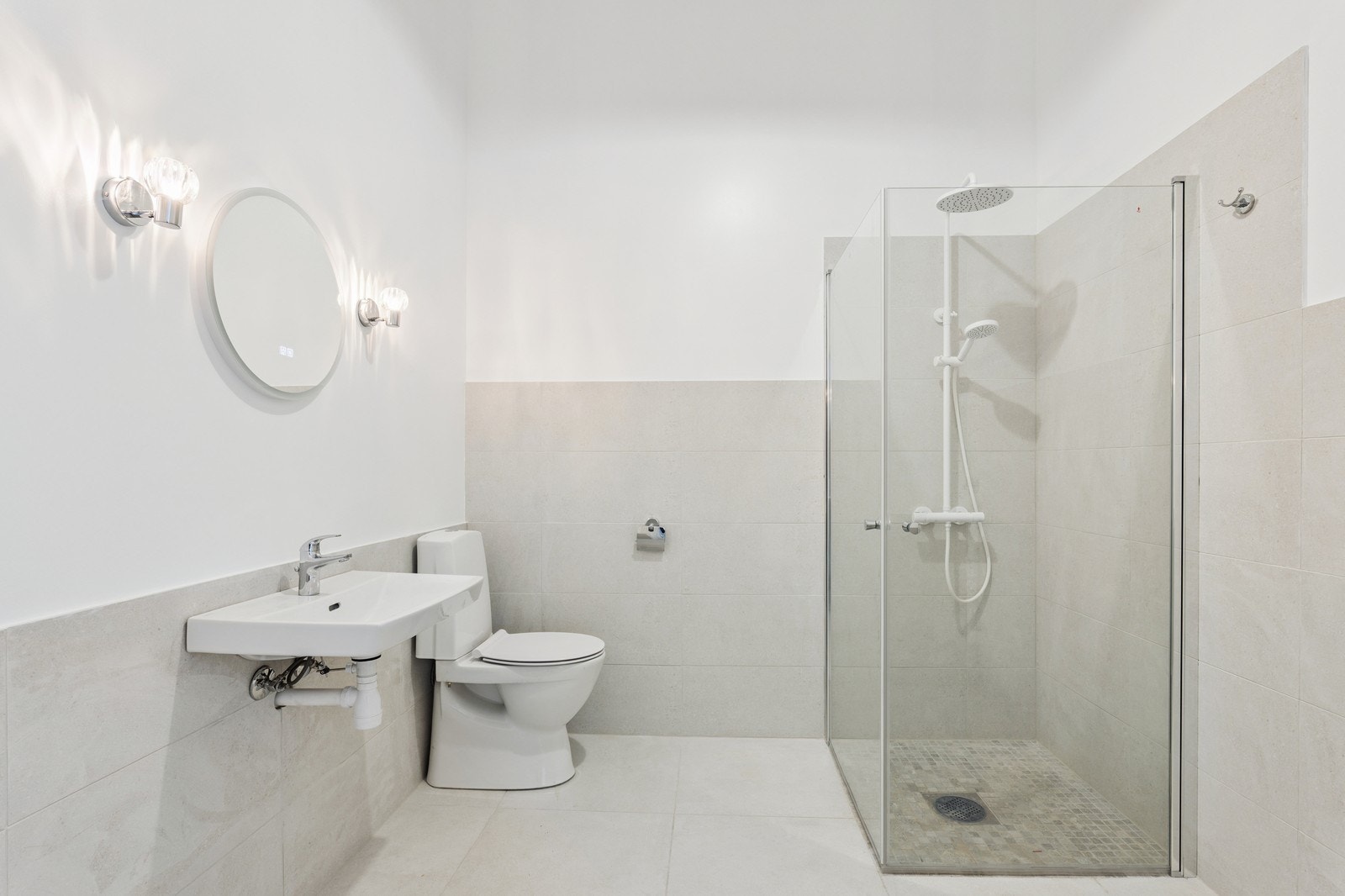 Bad med hjørnedusj, toalett og servant. Galleribilde