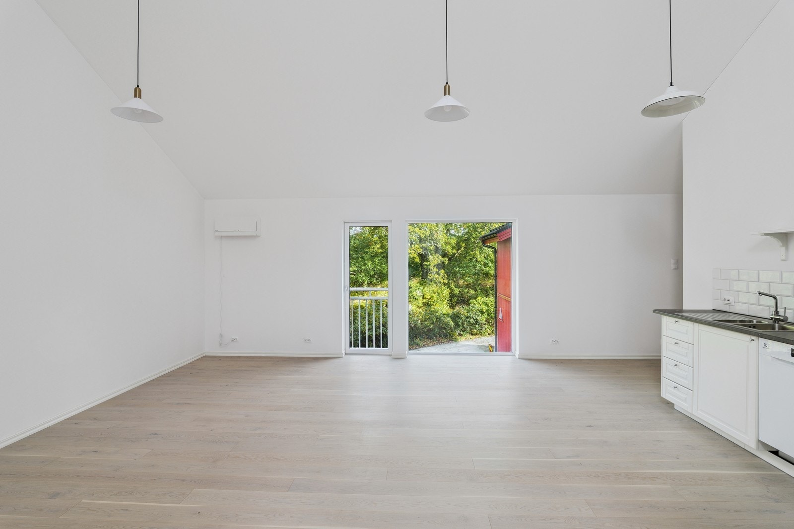 Store vinduer som slipper inn mye naturlig lys! Galleribilde