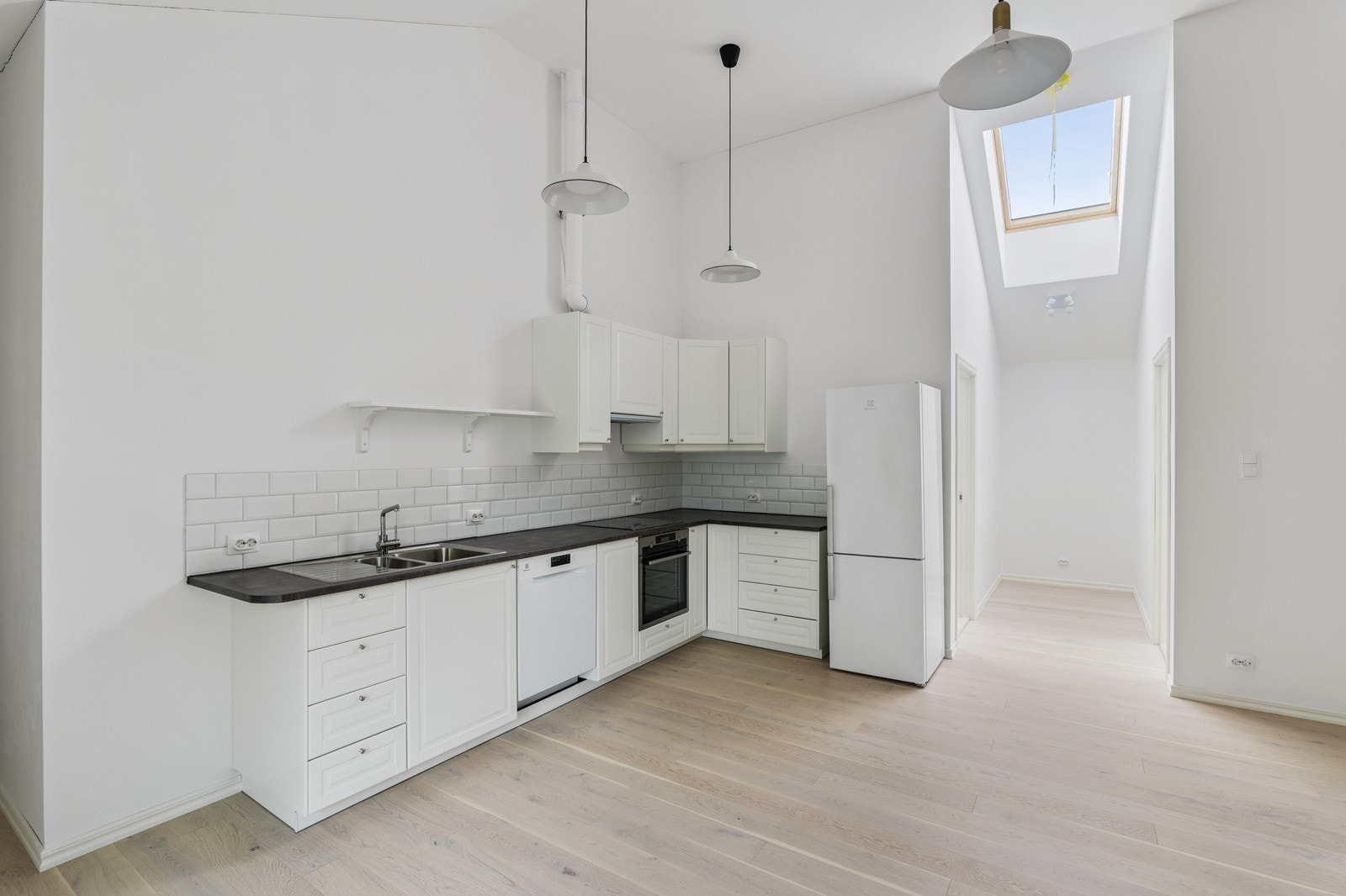 Kjøkken i hvite fronter med god skap- og benkeplass! Galleribilde