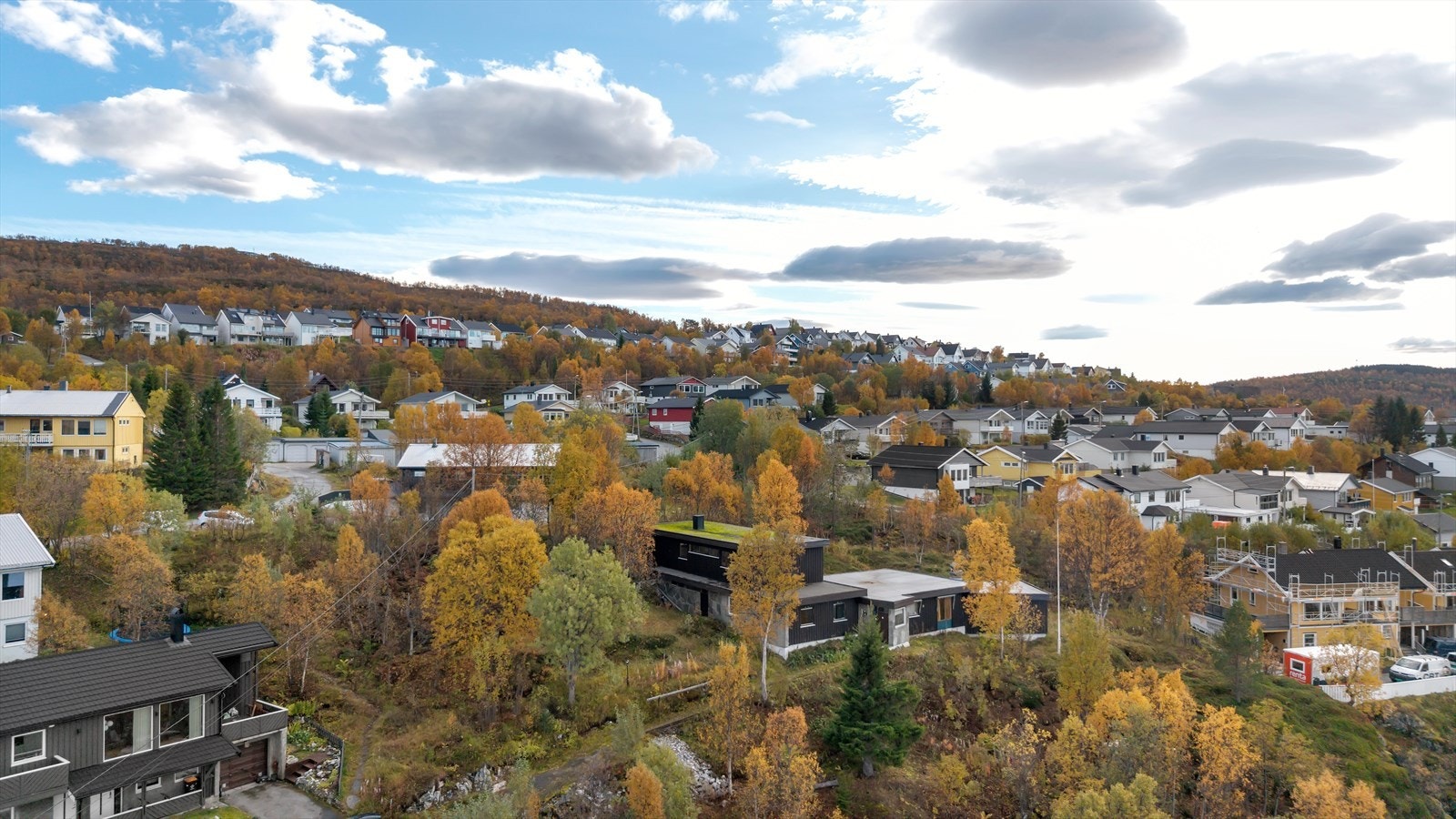 Tomten er nesten 3,8 mål, og er skjermet fra annen eiendom. Galleribilde