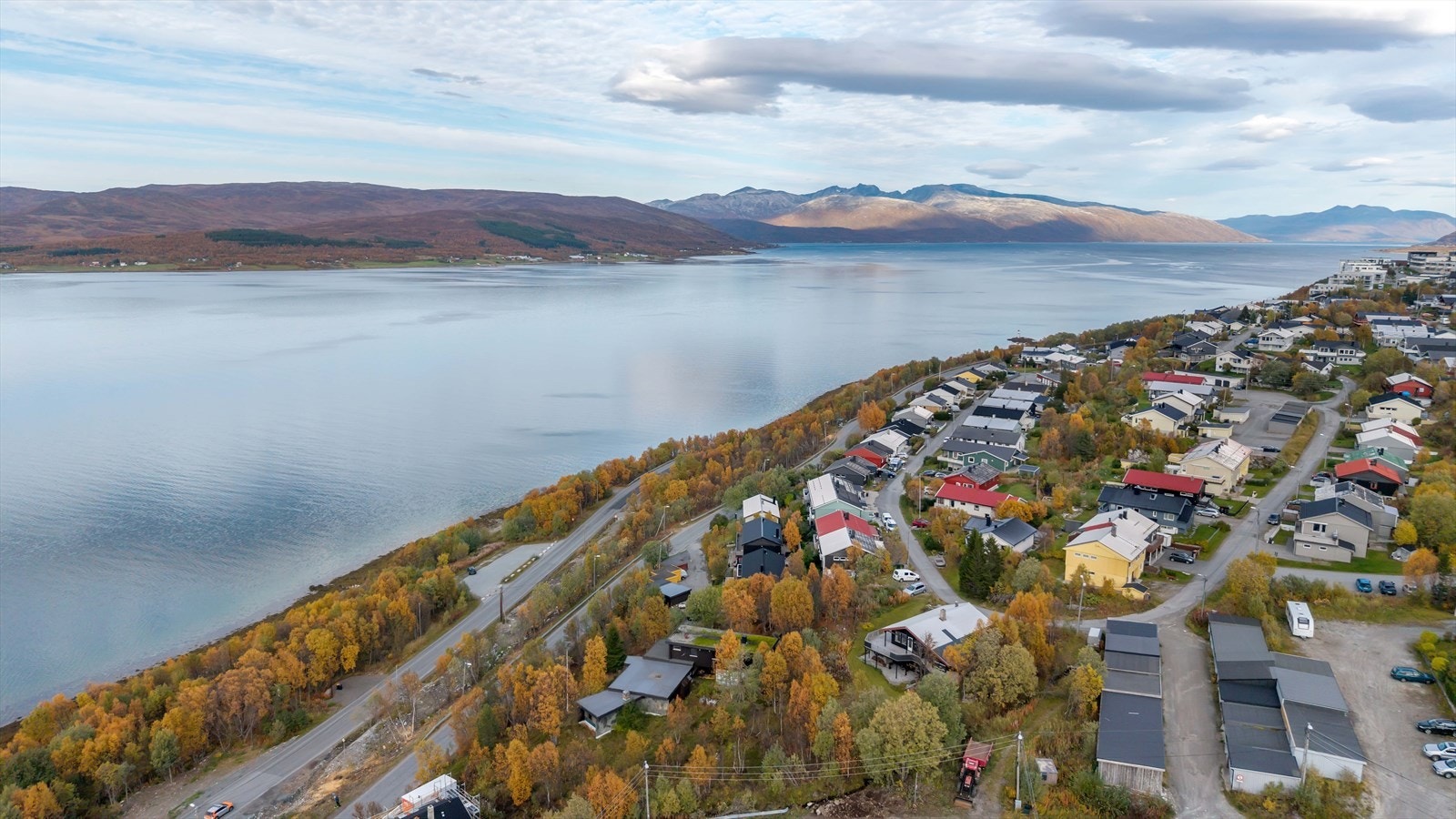 Sandnessundet og Ringvassøya mot nord. Galleribilde