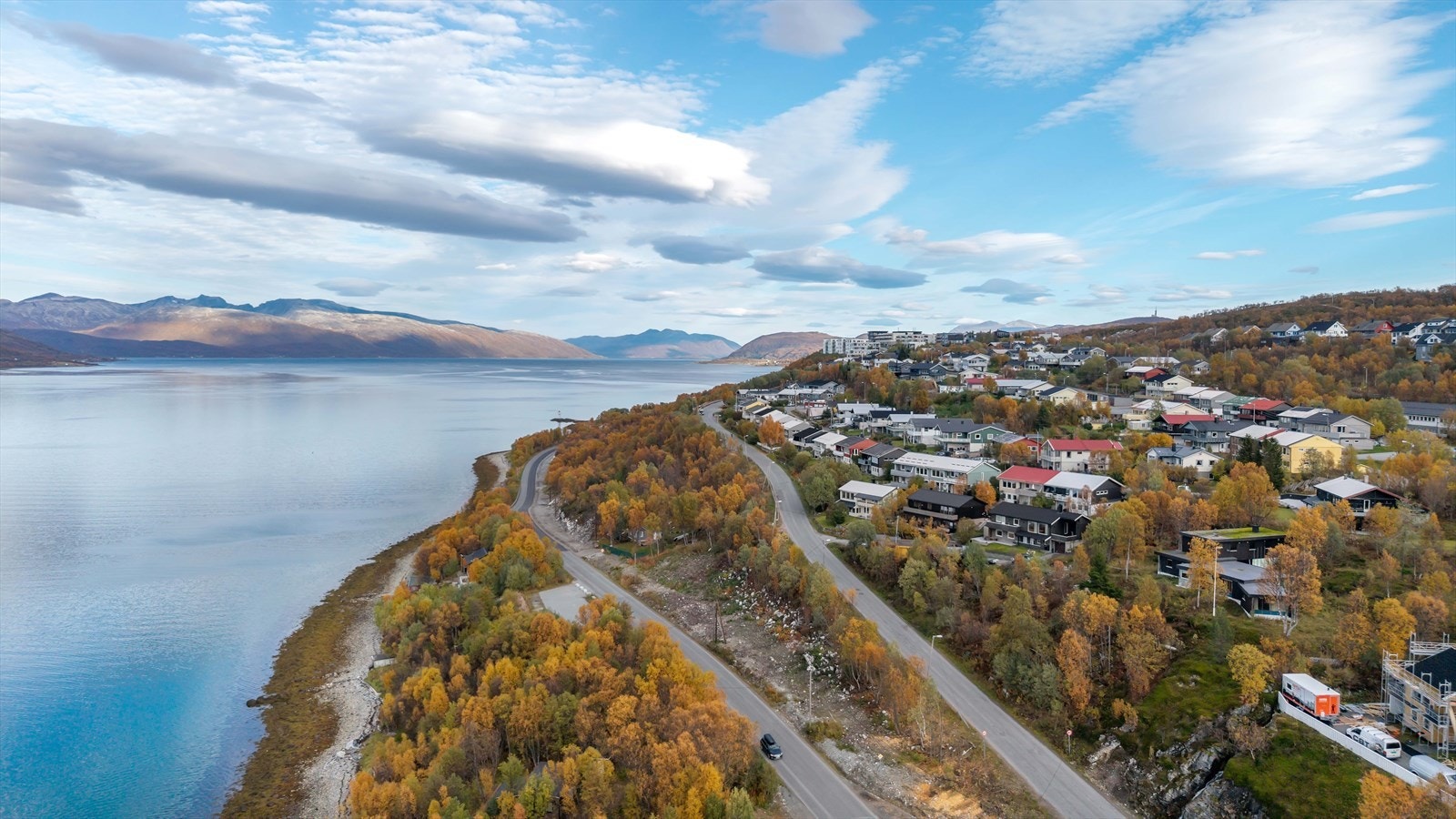 Eiendommen har felles privat adkomst fra Bjørnbekkvegen. Galleribilde