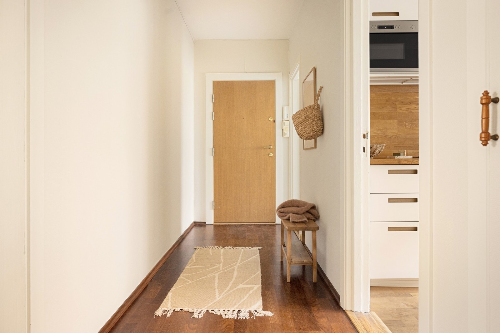 Boligen har en romslig entré med rikelig plass til å sette inn garderobeskap for ekstra lagring og oppbevaring. Galleribilde