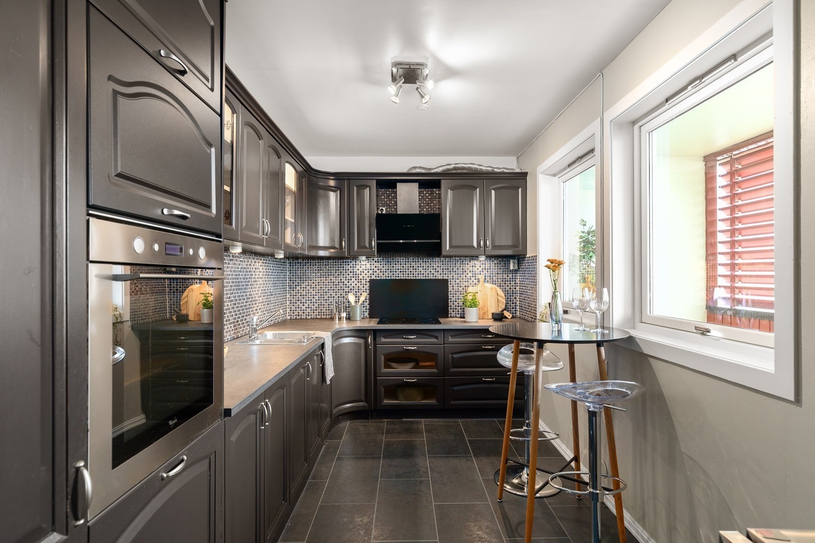 Kjøkkenet har profilerte fronter, malt i senere tid - samt nyere benkeplate Galleribilde