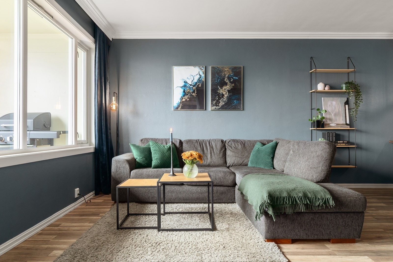 De store vinduene gir rikt med lysinnslipp Galleribilde