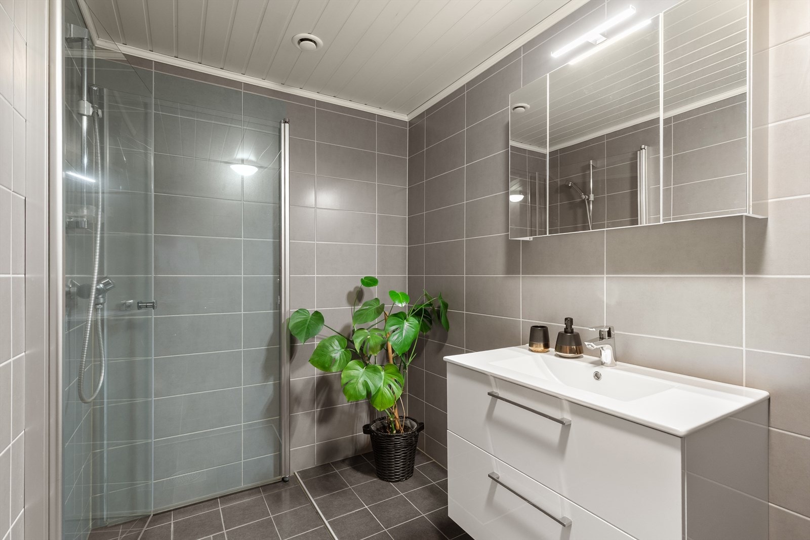 Badet har varmekabler i gulv - varmtvann for øvrig er inkludert i felleskostnader Galleribilde