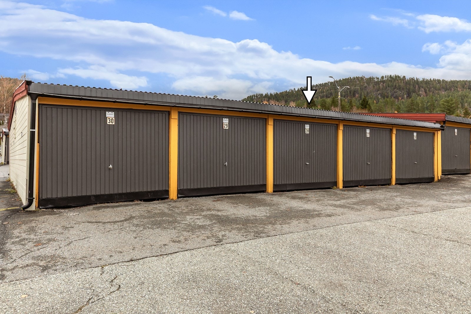 Garasjeplass med elbillader medfølger Galleribilde