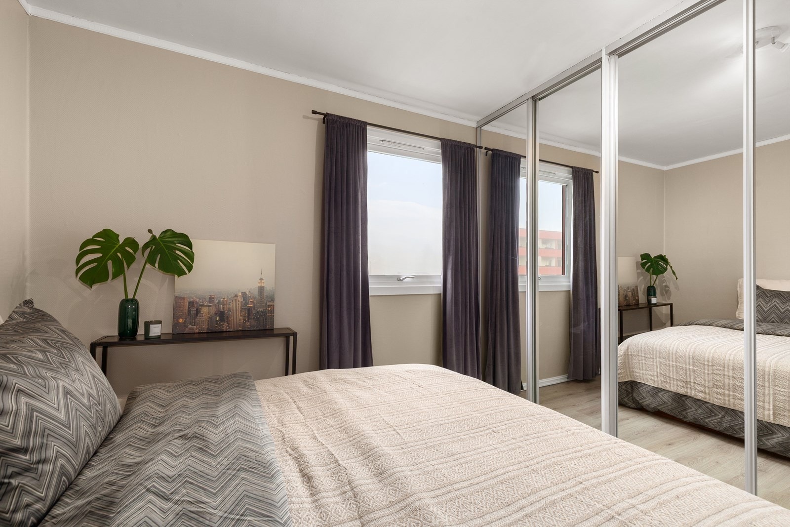 Hovedsoverom med romslig skyvedørsgarderobe Galleribilde