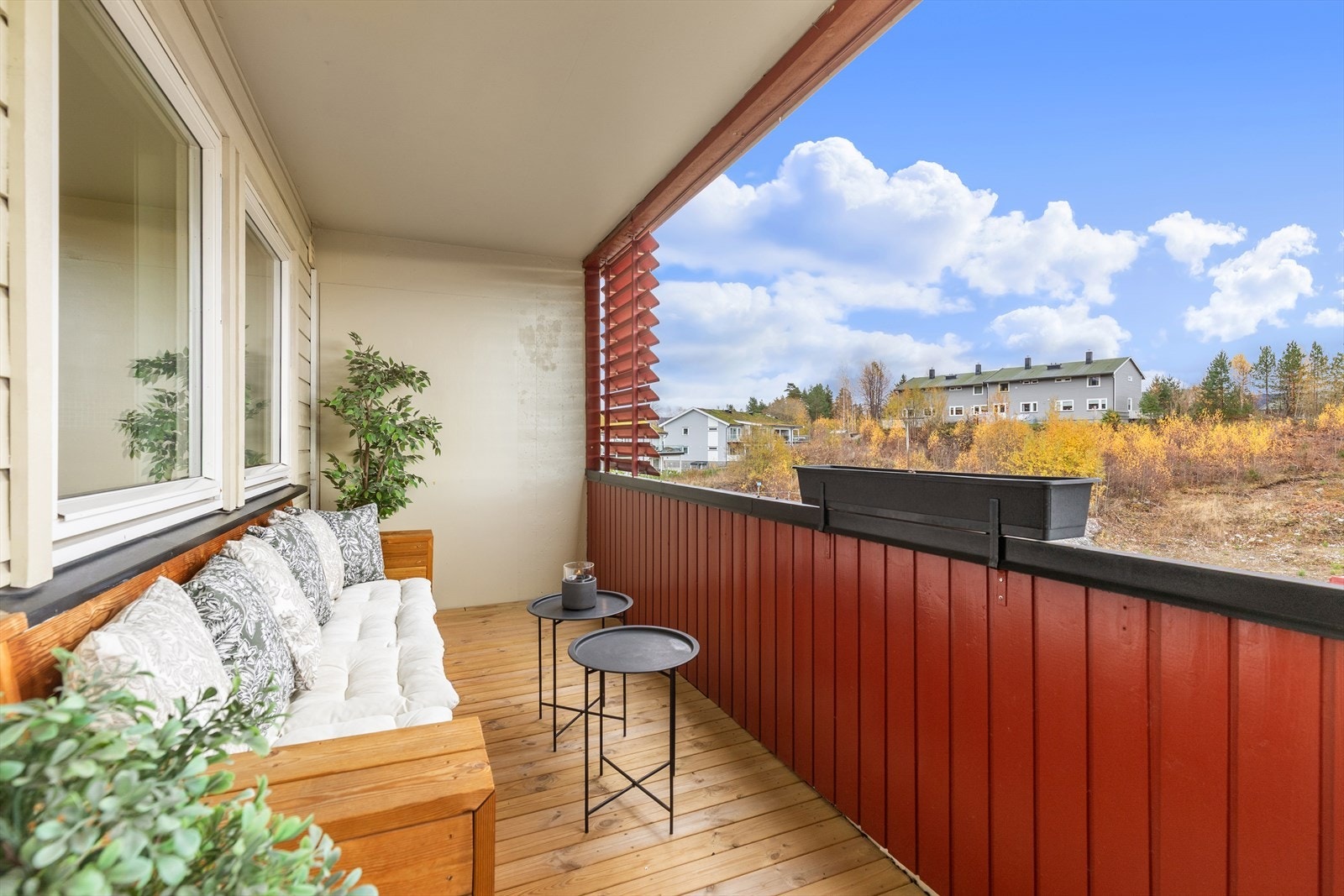 Verandaen er oppusset med nytt gulv og plassbygget innredning med lagringsmulighet Galleribilde