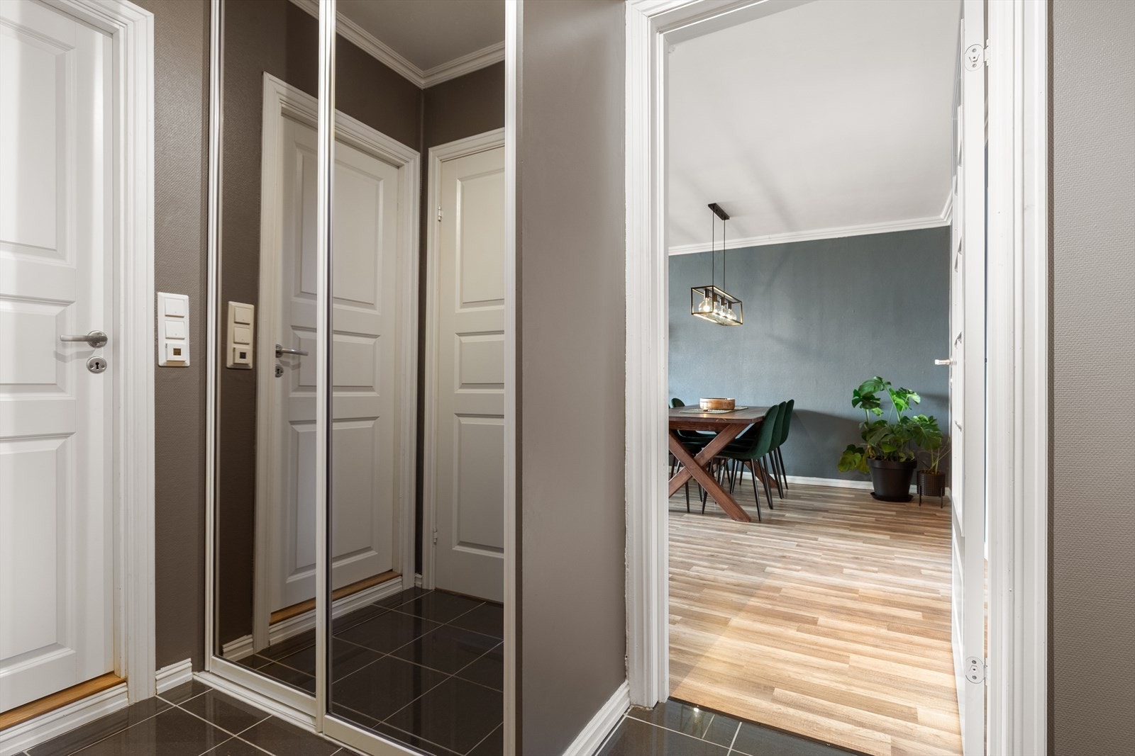 Velkommen hjem! Flislagt entré med garderobeskap Galleribilde