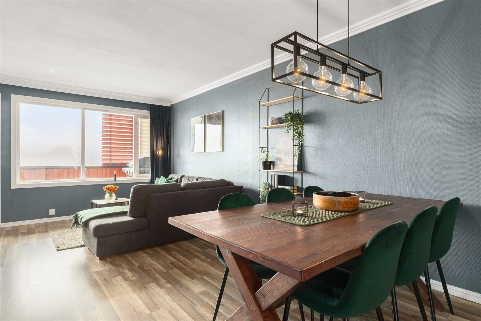 Stuen har god plass for både sofagruppe og spisestue Galleribilde