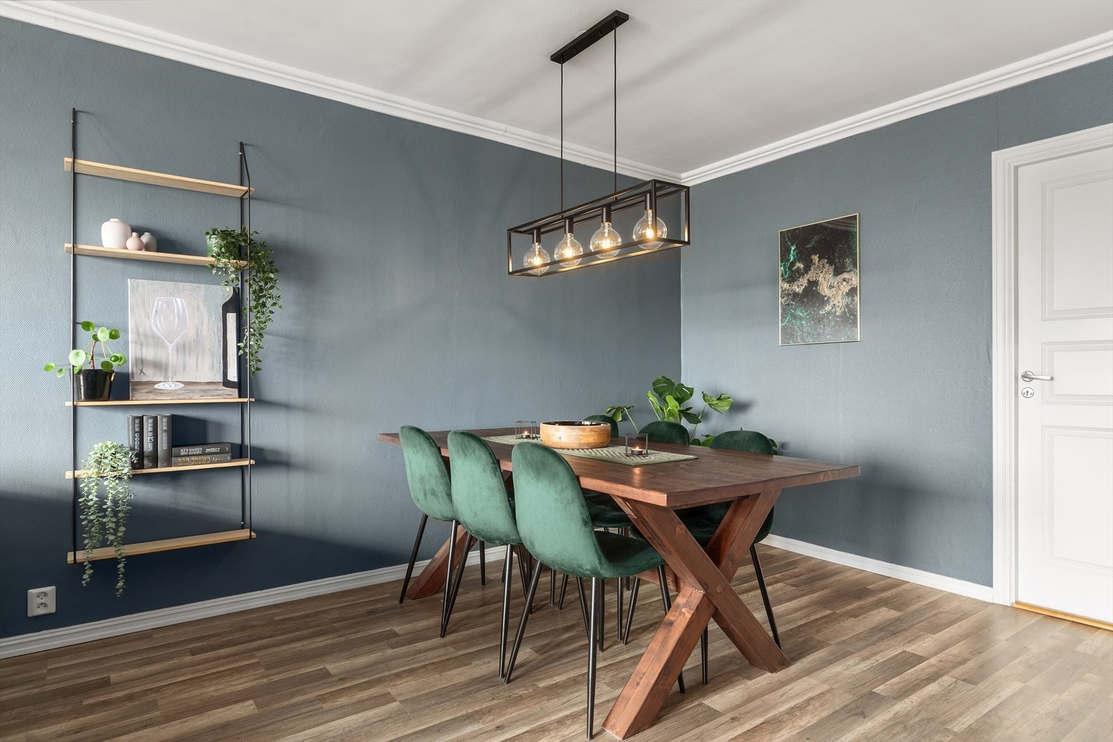 Spisestue med plass for tilhørende vitrinemøblement Galleribilde