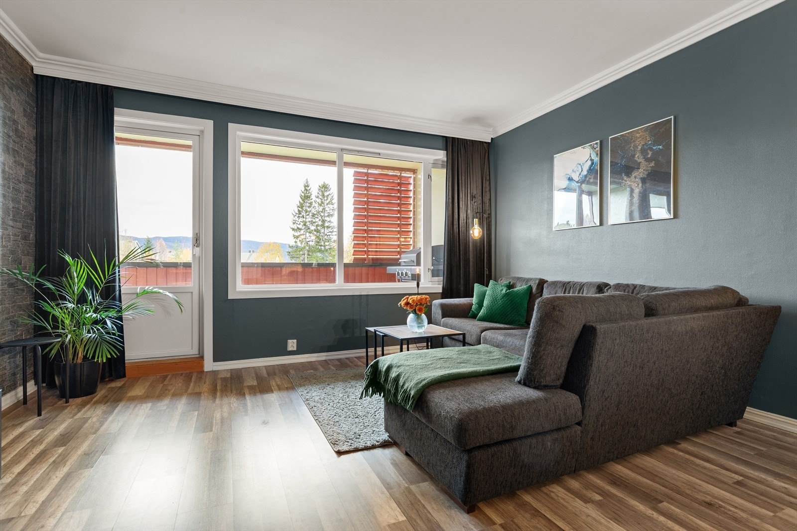 Fra stuen er det utgang til en solrik veranda Galleribilde