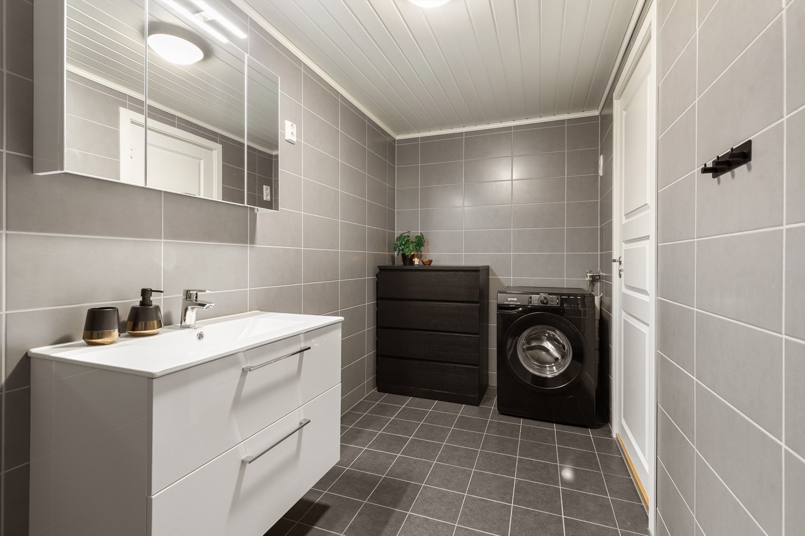 Leiligheten har et romslig og flislagt bad fra 2021, oppusset i regi av borettslaget Galleribilde