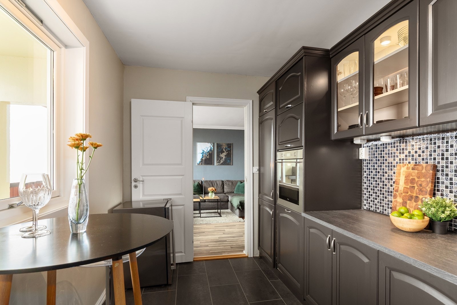 Leiligheten har et separat kjøkken med adkomst fra stue Galleribilde