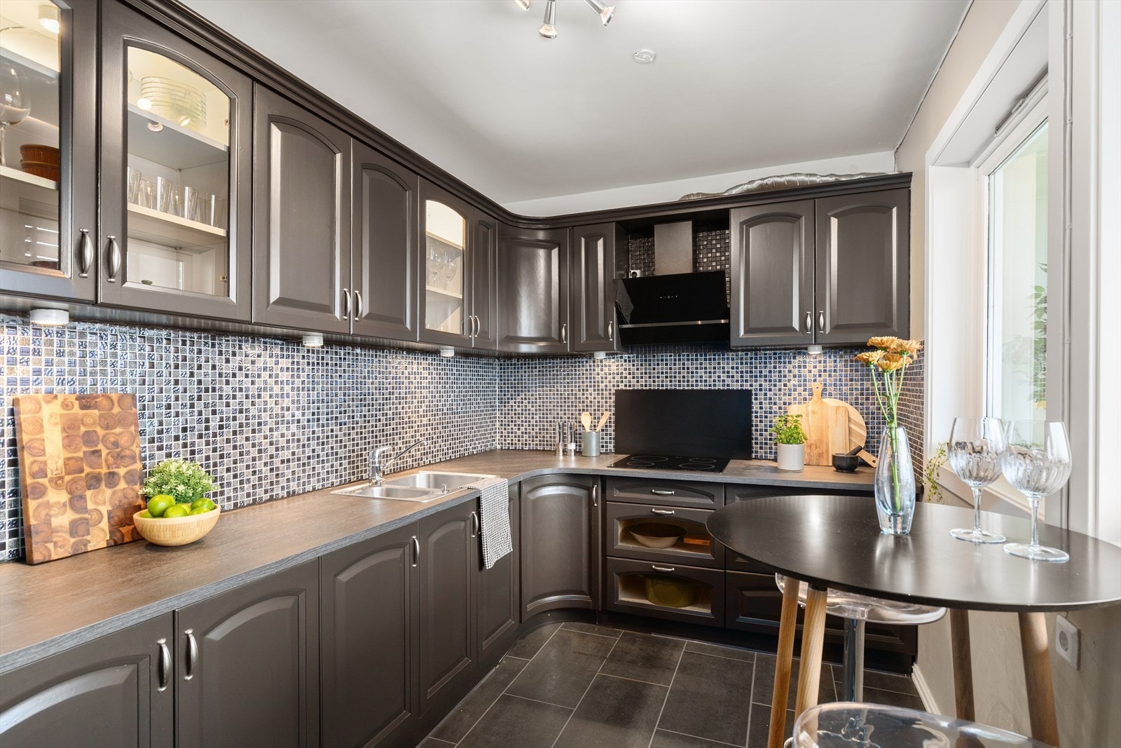 Rikt med skap- og skuffeplass, samt integrerte hvitevarer som medfølger salget Galleribilde