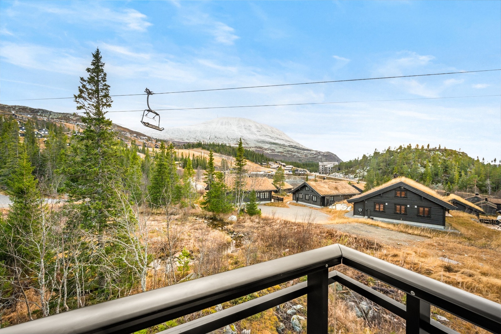 Sydvestvendt balkong med fri utsikt mot Gaustatoppen, Toreskyrkja og Vestfjorddalen. Galleribilde