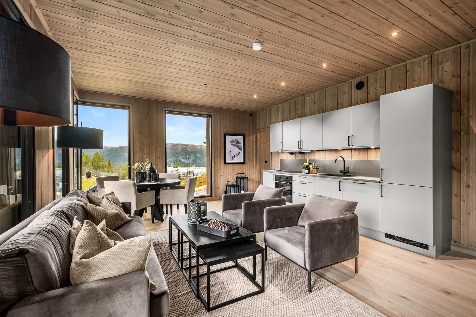 Integrerte hvitevarer og åpen løsning mot stuen gir god romfølelse. Galleribilde