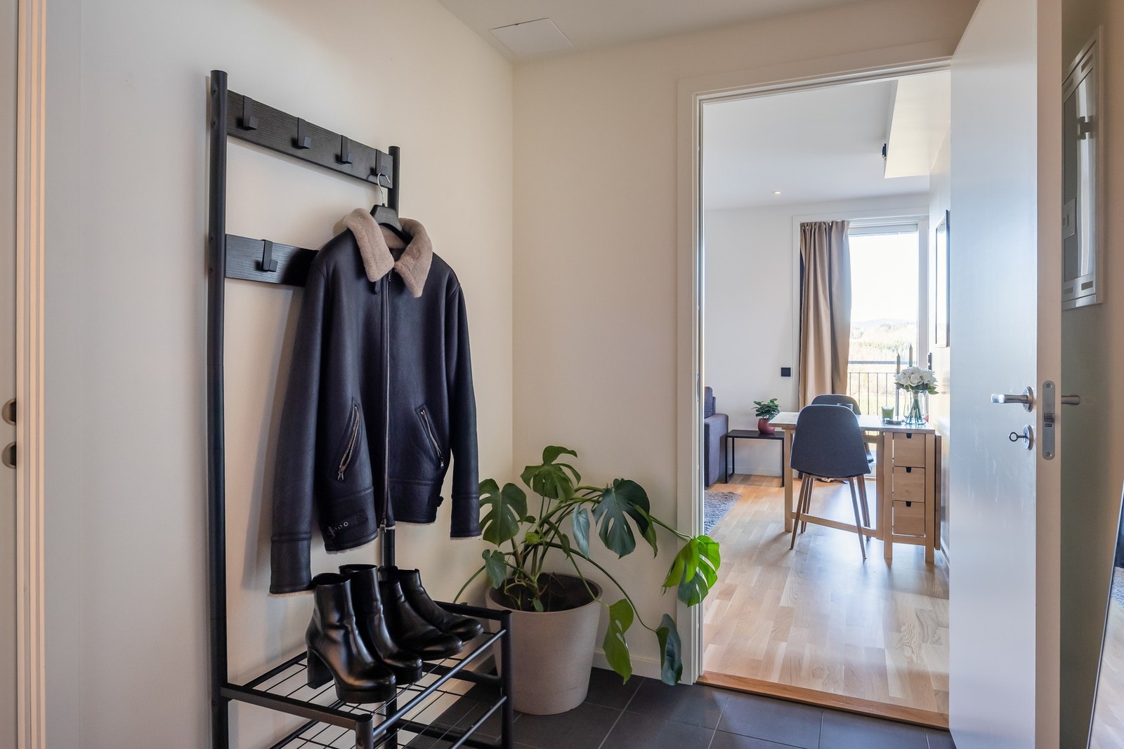 Yttergangen mellom stue og hovedsoverom har oppgradert flis, 30x30. Varme i gulv. Galleribilde