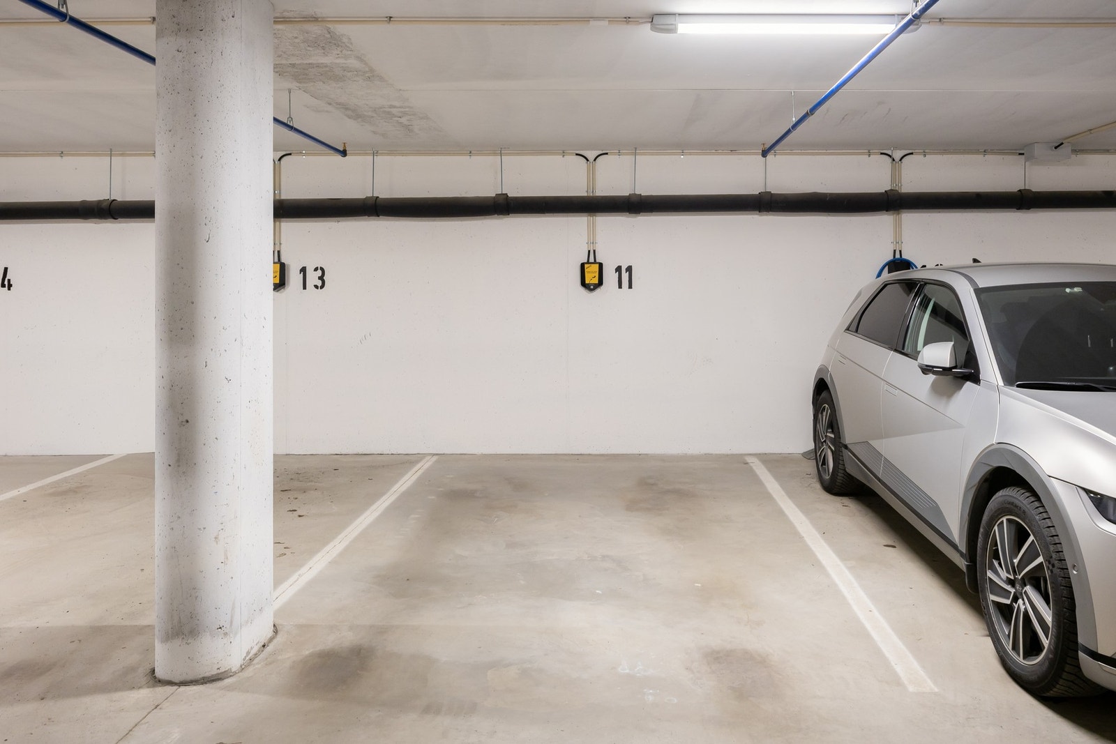 Medfølgende parkeringsplass med muligheter for lading til el-bil Galleribilde