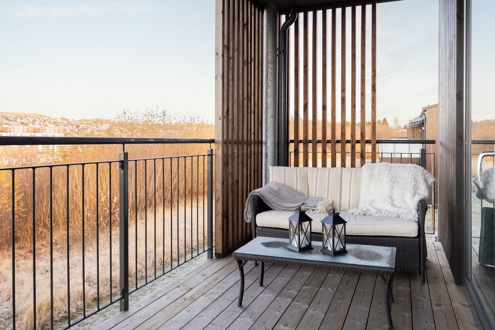 Balkongen er vest-vendt, og på hele 9,5 kvm. Galleribilde