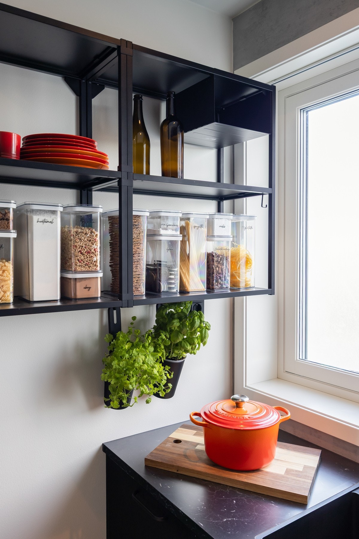 Kjøkkenet har godt med oppbevaring Galleribilde