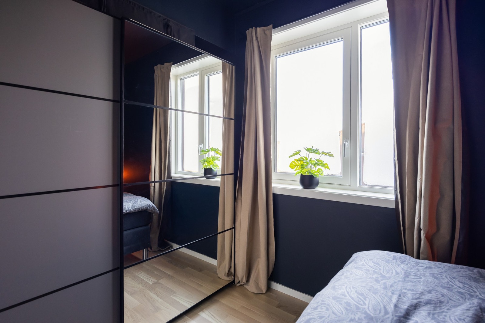 Medfølgende speilglass skyvedørsgarderobe Galleribilde