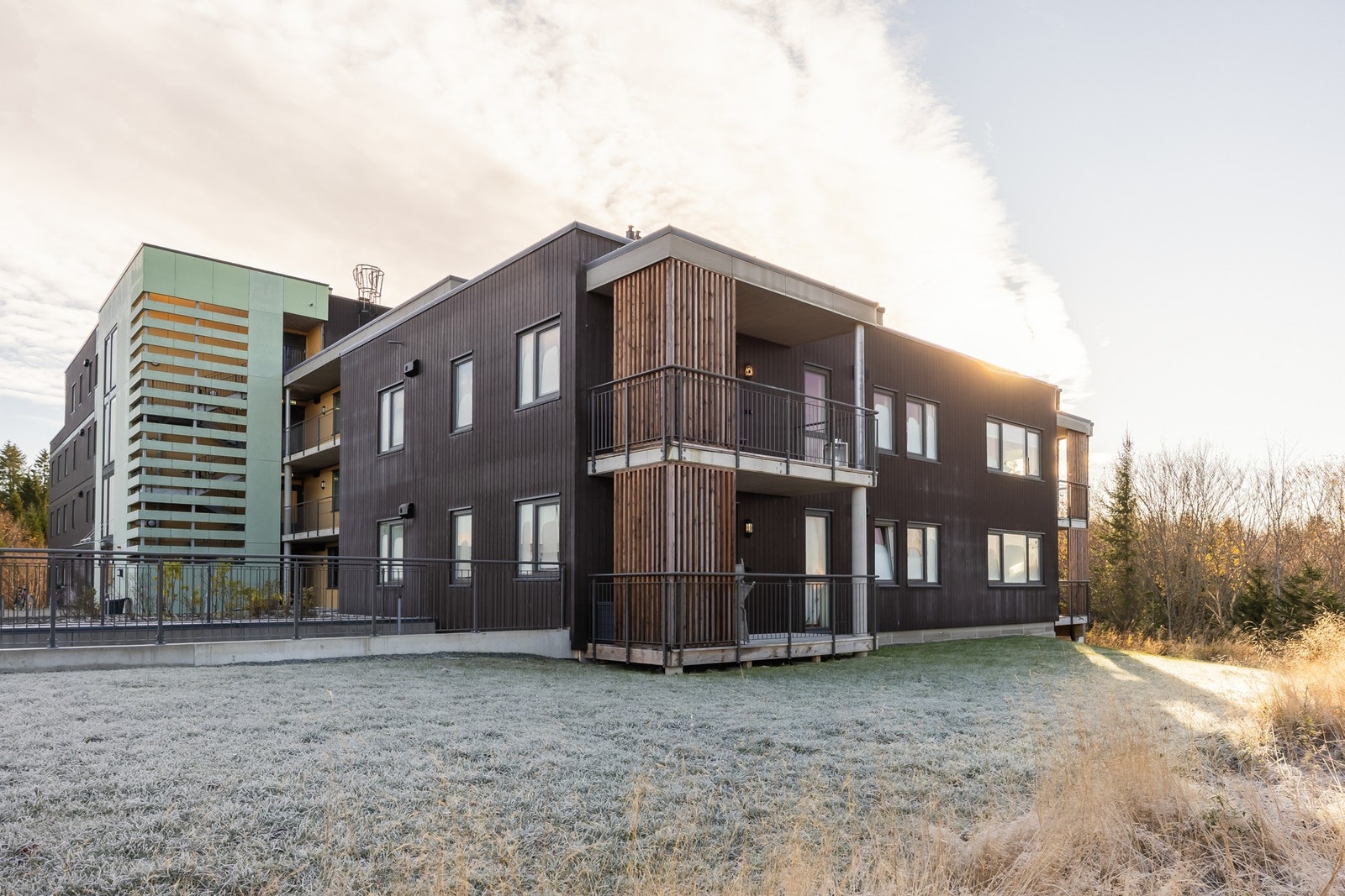 Leiligheten ligger fint til i 2 etasje. Vestvendt med fine solforhold Galleribilde