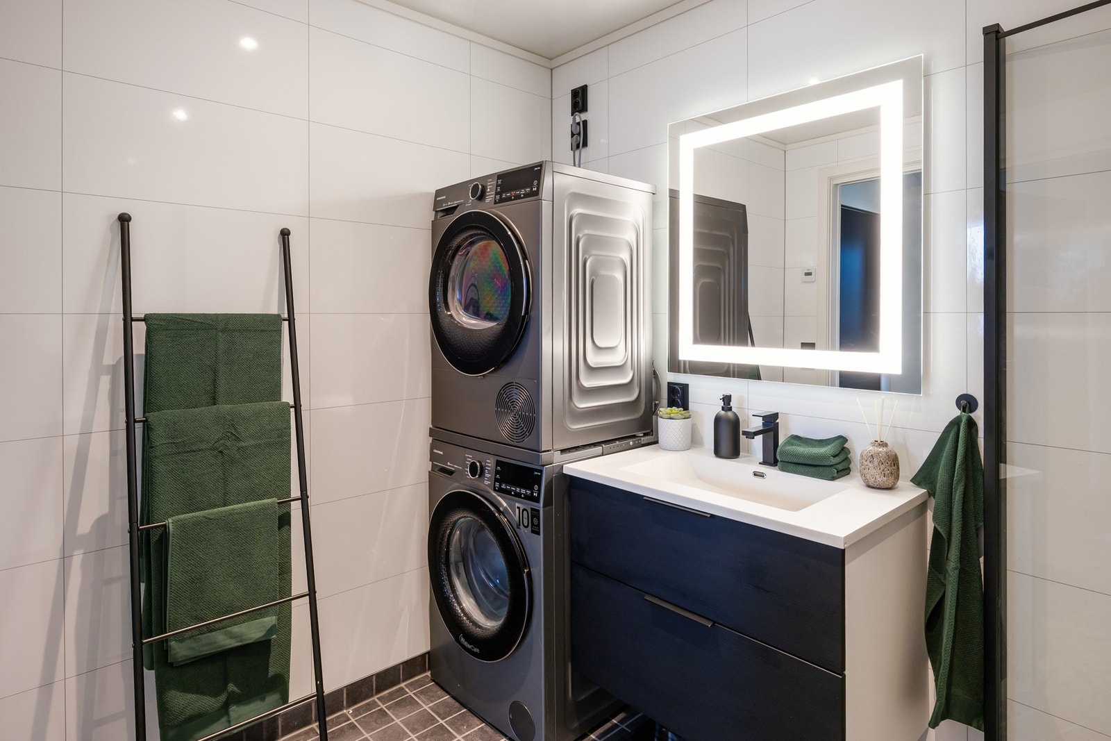 Pent og stort bad. God plass til både tørketrommel og vaskemaskin Galleribilde